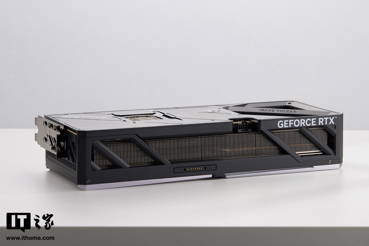 【IT之家评测室】七彩虹 iGame GeForce RTX 5090 D Vulcan OC 32GB 火神显卡评测：游戏玩家的神，DLSS 4 颠覆游戏性能体验
