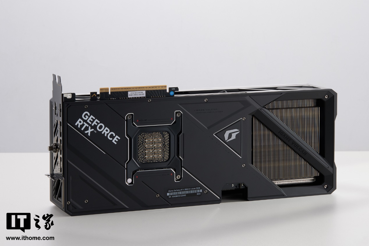 【IT之家开箱】iGame GeForce RTX 5090 D Vulcan OC 显卡图赏：银黑战甲，帅字当头