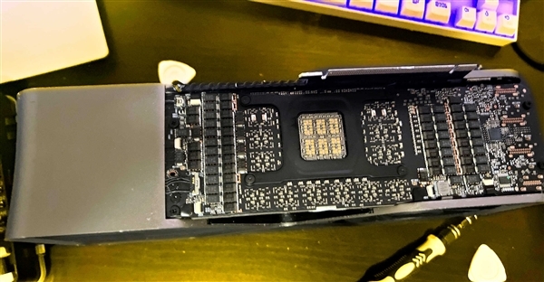 PCB转了90度！NVIDIA首次公开四插槽、三风扇的RTX 4090