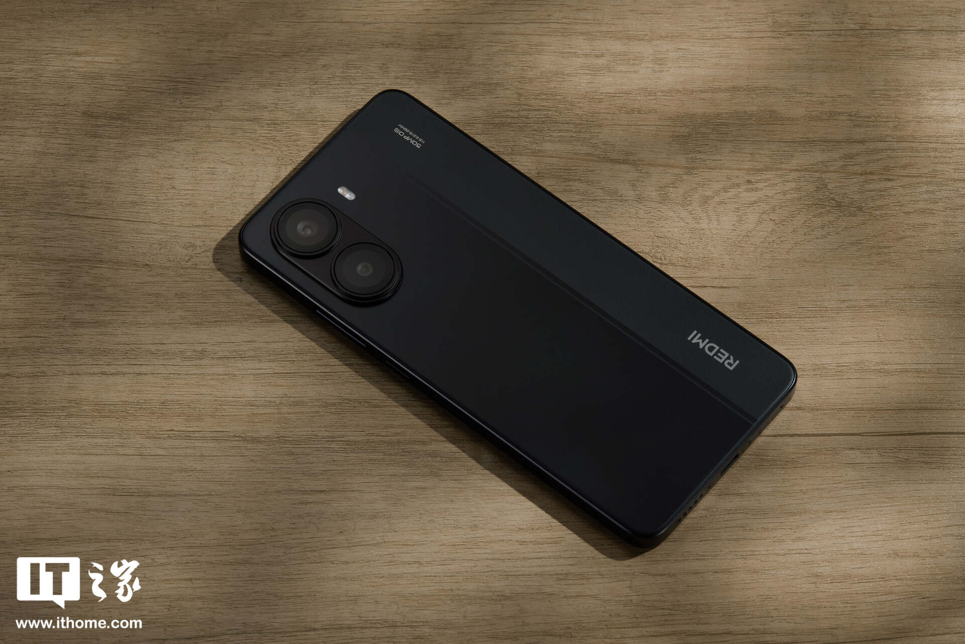 【IT之家图赏】小米 REDMI Turbo 4「暗影黑」实拍：设计干练克制，拼色后壳不失个性
