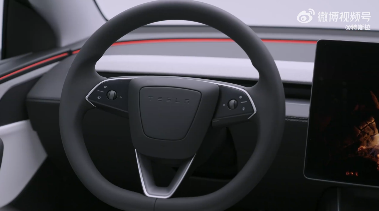 特斯拉焕新 Model Y 车型保留转向灯拨杆，但采用屏幕换挡
