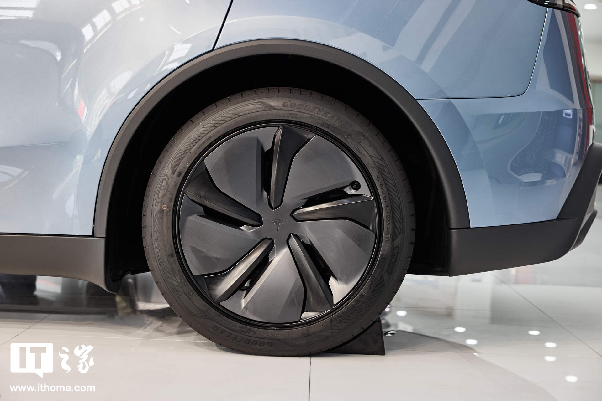 【IT之家图赏】特斯拉焕新 Model Y「冰河蓝」实拍：保留转向灯拨杆，全新漫反射式尾灯