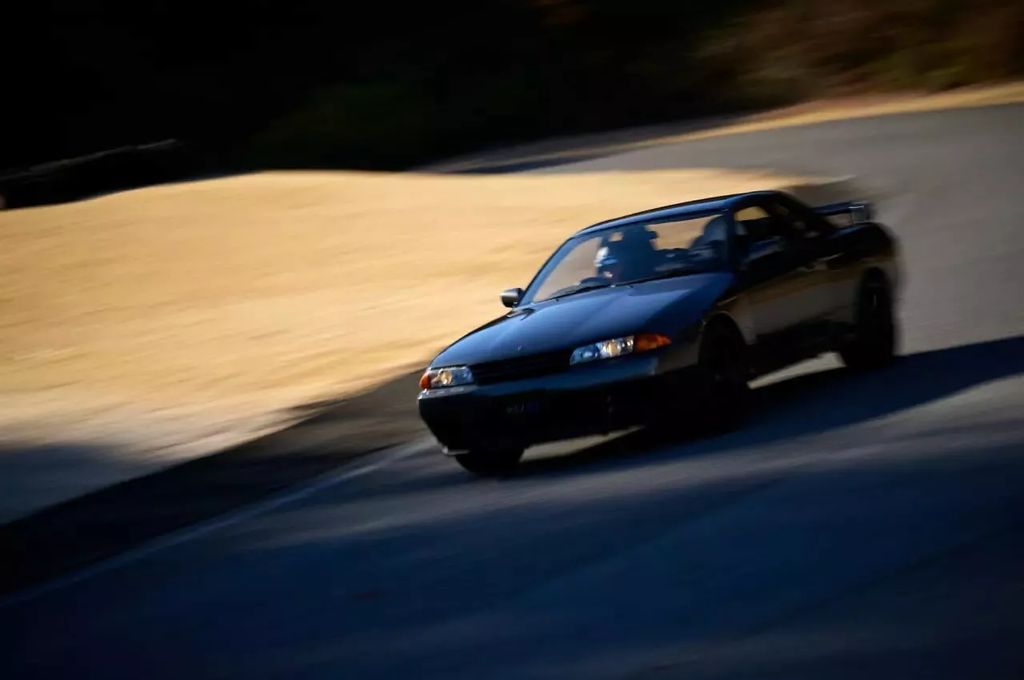 经典新生：日产 GT-R R32 油改电咆哮登场，435 马力续写性能传奇