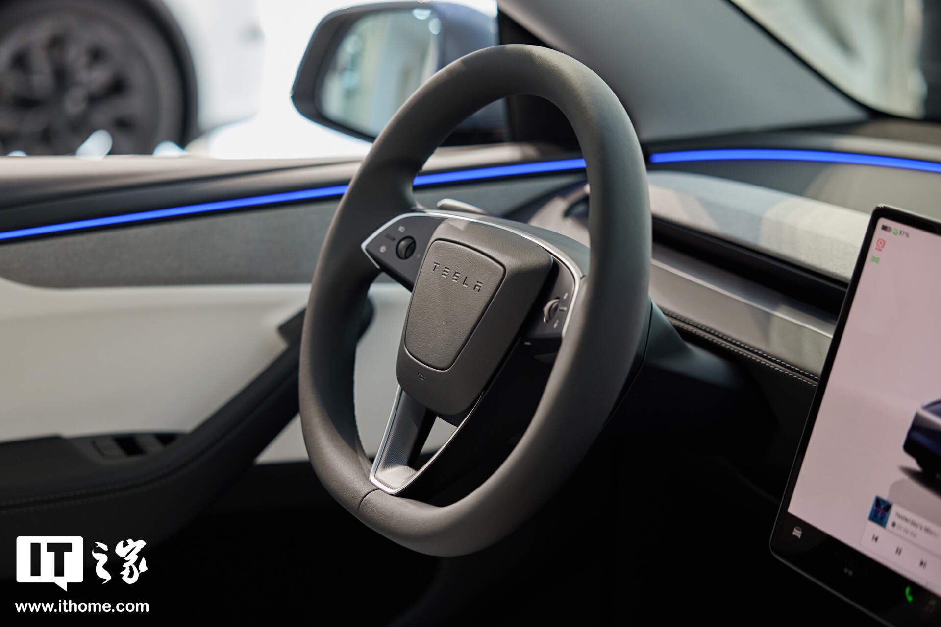 【IT之家图赏】特斯拉焕新 Model Y「冰河蓝」实拍：保留转向灯拨杆，全新漫反射式尾灯