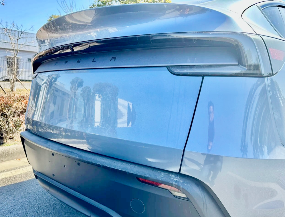 新款特斯拉 Model Y 实车再曝光：保留转向灯拨杆