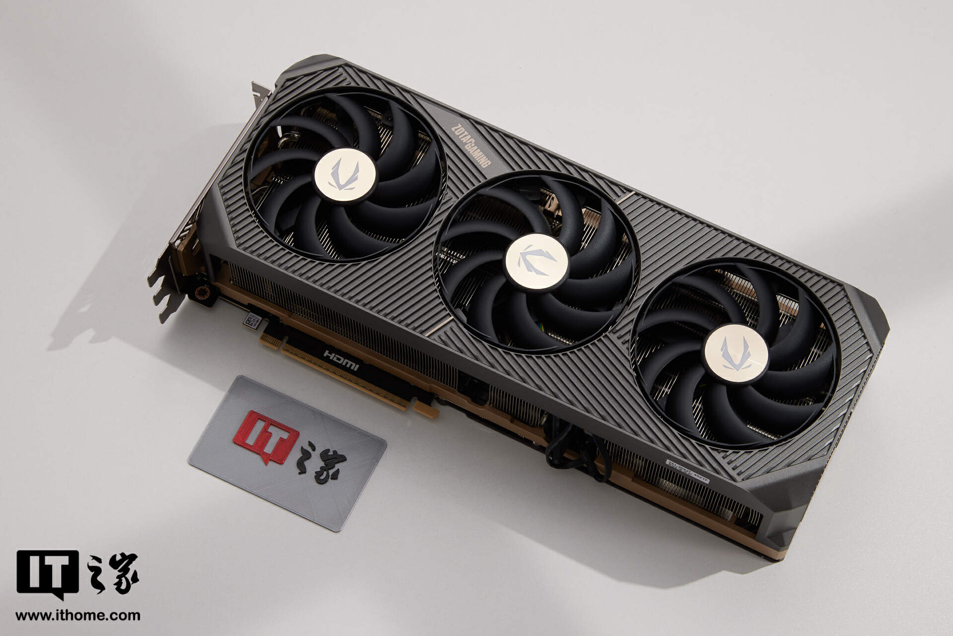 【IT之家开箱】索泰 GEFORCE RTX 5090 D 32GB SOLID OC 显卡图赏：简洁有序，硬朗科技
