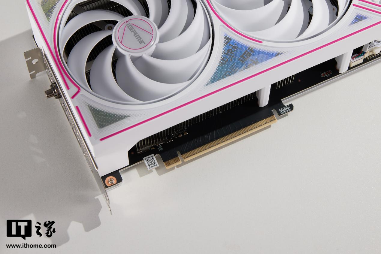 【IT之家开箱】七彩虹 iGame GeForce RTX 5080 Ultra W OC 16GB 显卡图赏：嘻哈风格独树一帜