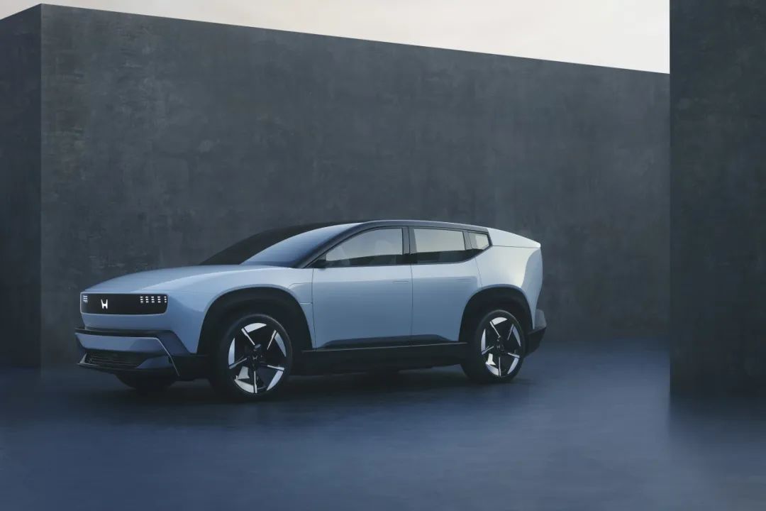 本田 Honda 0 两款原型车 CES 2025 首发亮相，搭载自研车载操作系统 ASIMO OS
