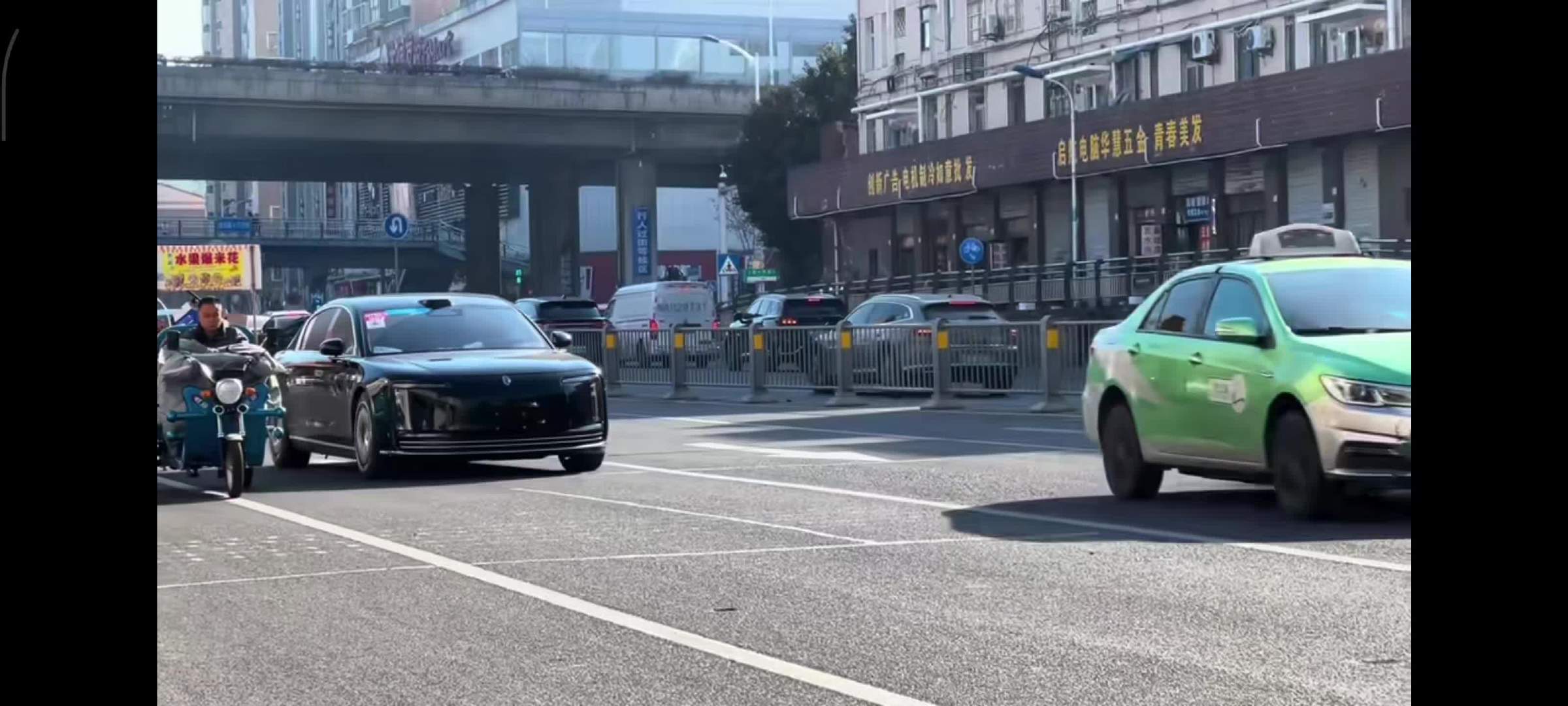全黑车身，鸿蒙智行尊界 S800 实车路试影像曝光