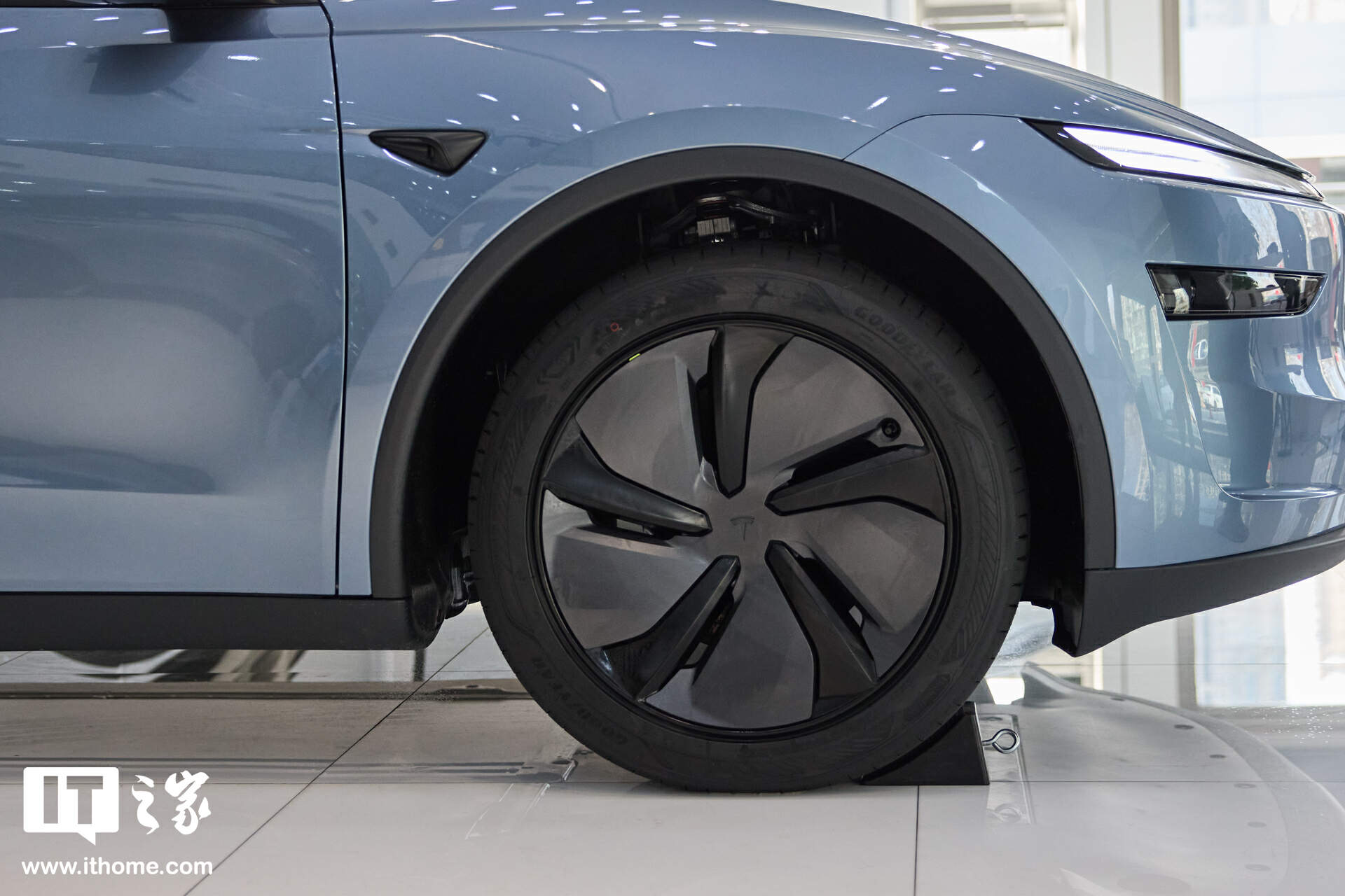 【IT之家图赏】特斯拉焕新 Model Y「冰河蓝」实拍：保留转向灯拨杆，全新漫反射式尾灯