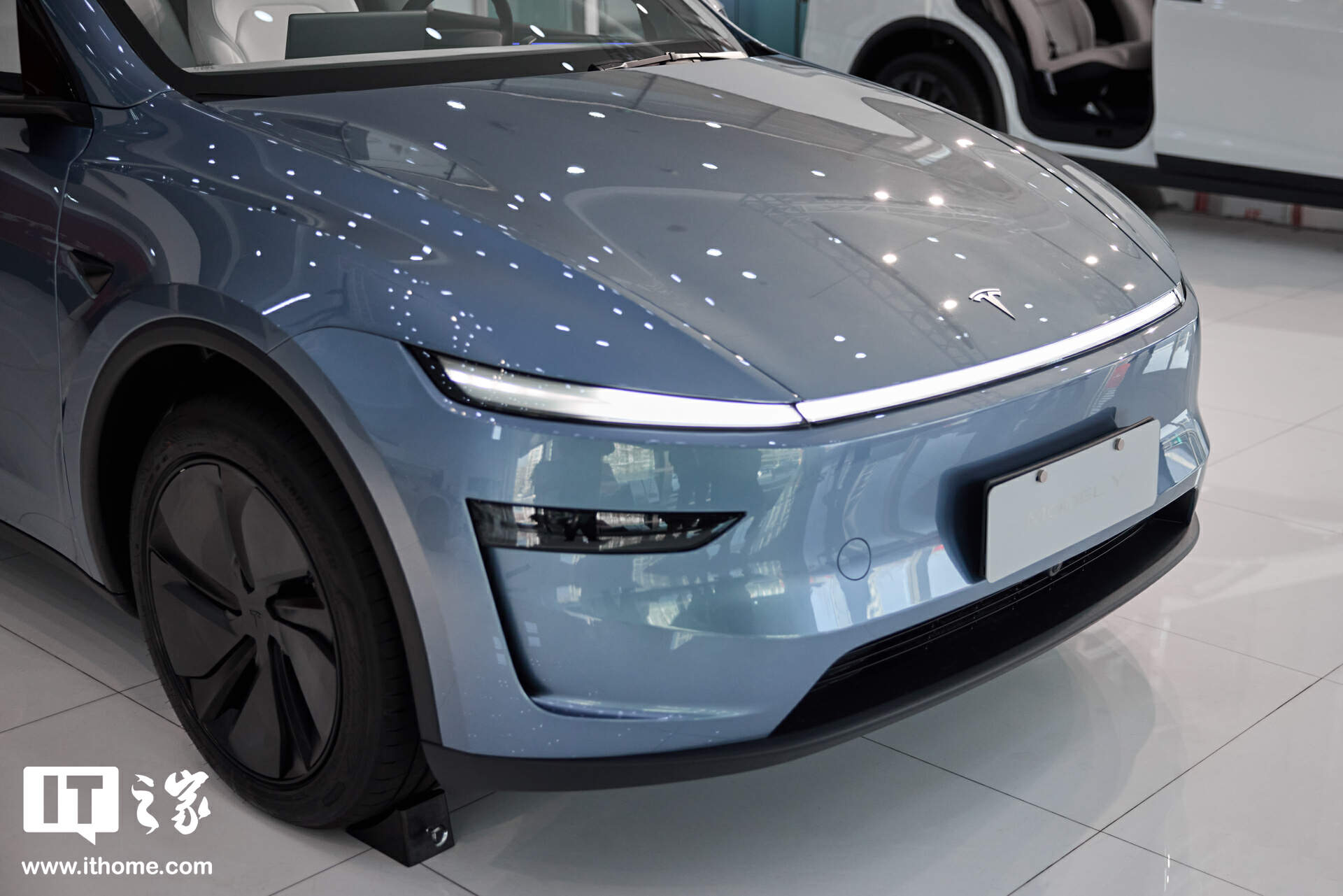 【IT之家图赏】特斯拉焕新 Model Y「冰河蓝」实拍：保留转向灯拨杆，全新漫反射式尾灯