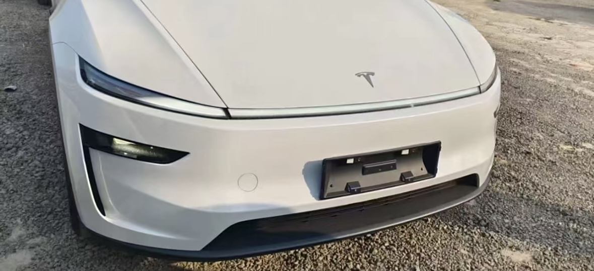 新款特斯拉 Model Y 实车再曝光：保留转向灯拨杆