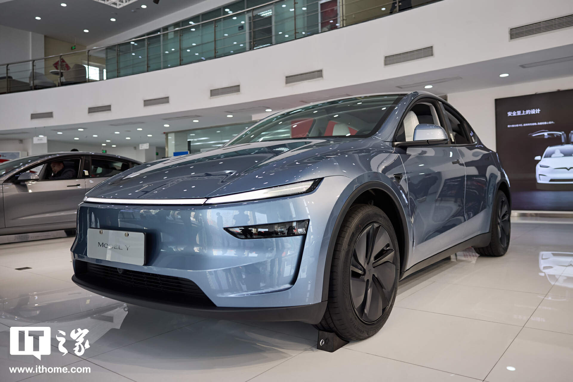 【IT之家图赏】特斯拉焕新 Model Y「冰河蓝」实拍：保留转向灯拨杆，全新漫反射式尾灯