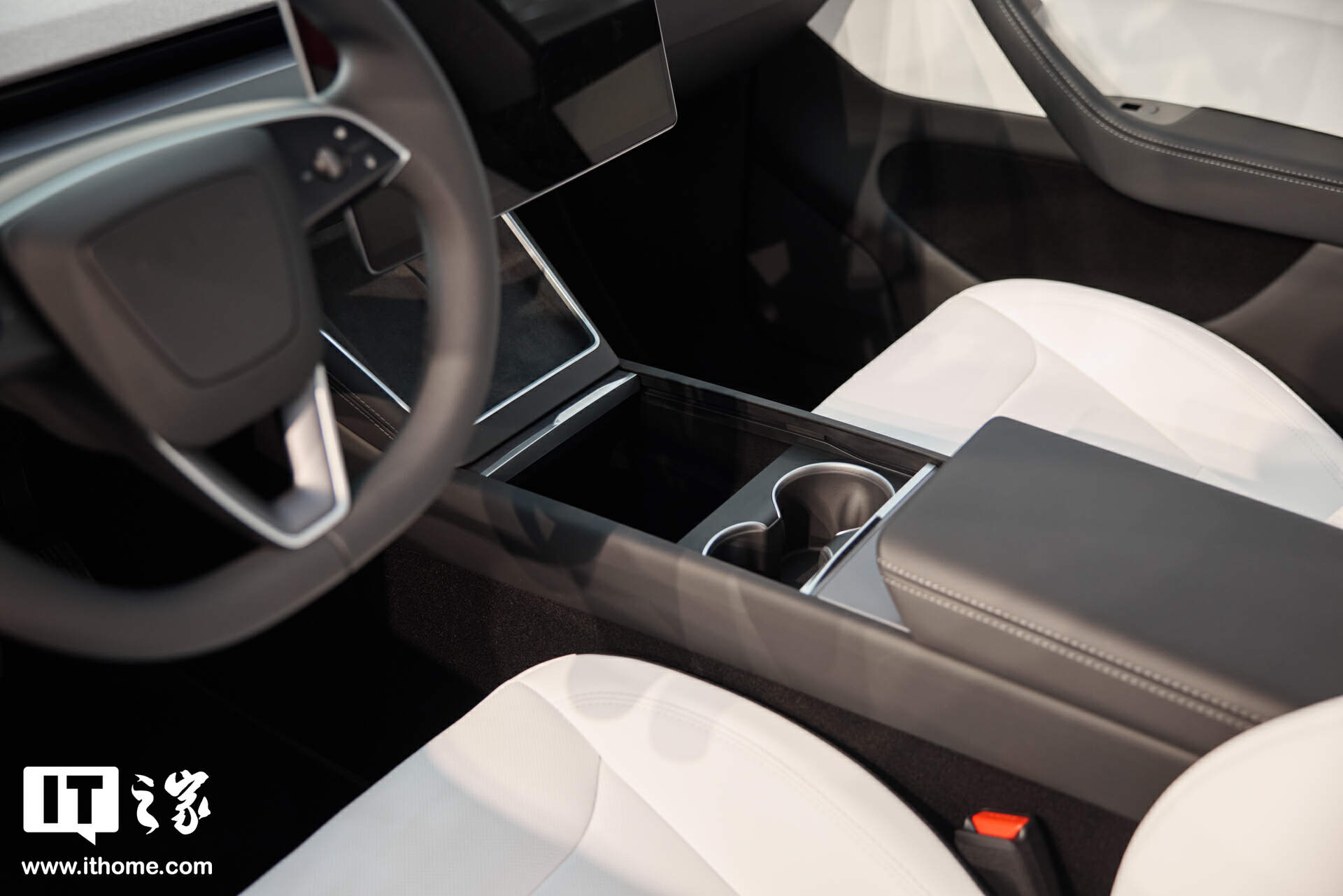 【IT之家图赏】特斯拉焕新 Model Y「冰河蓝」实拍：保留转向灯拨杆，全新漫反射式尾灯
