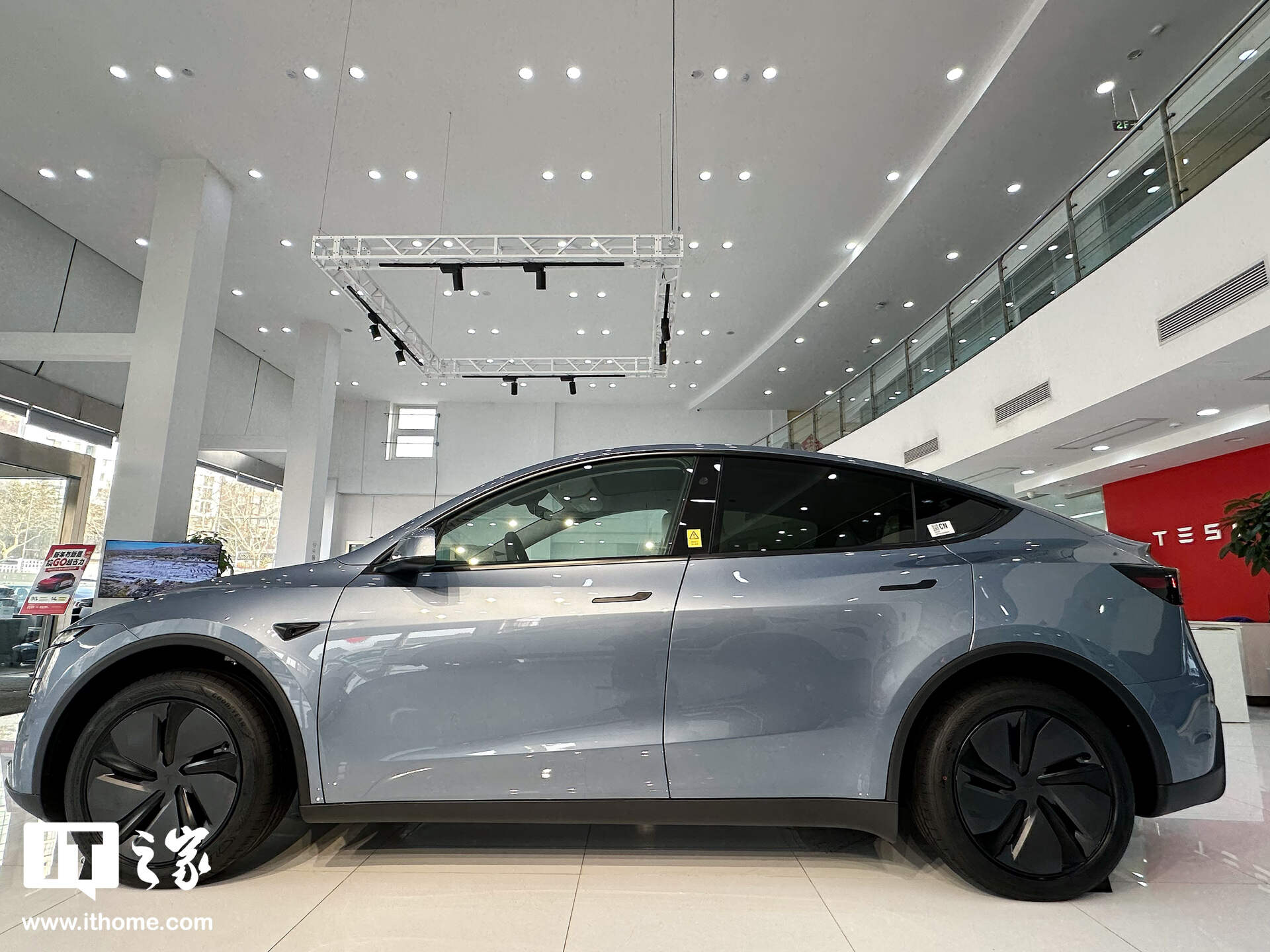 【IT之家图赏】特斯拉焕新 Model Y「冰河蓝」实拍：保留转向灯拨杆，全新漫反射式尾灯