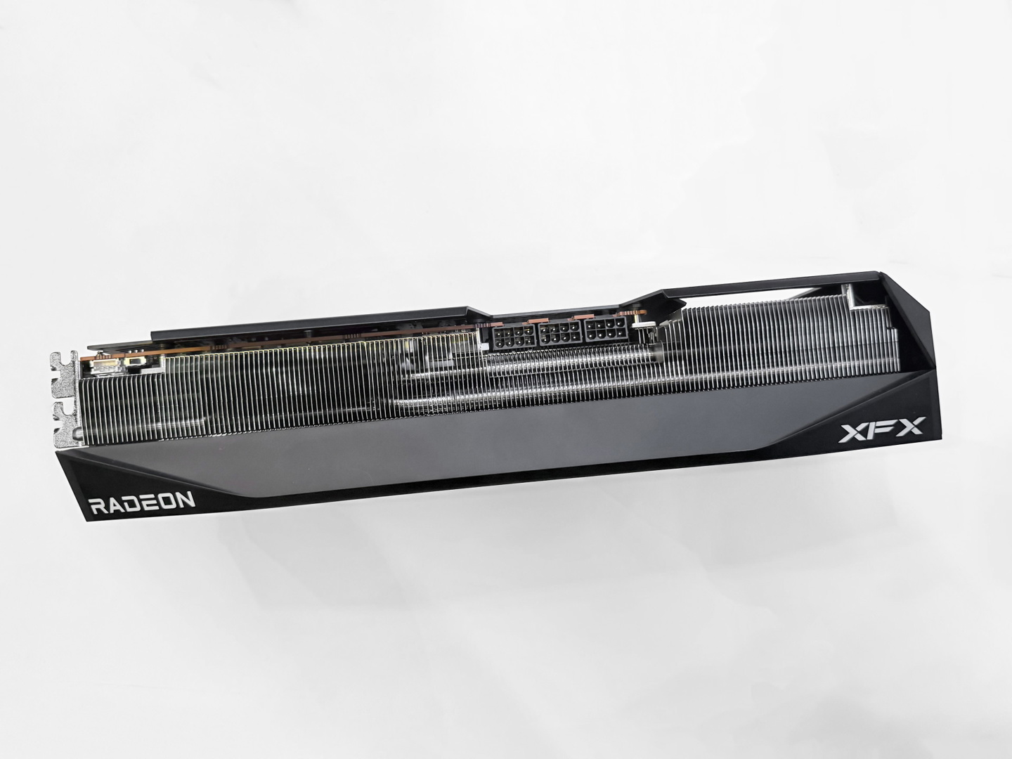 XFX 讯景展出两款 AMD Radeon RX 9070 (XT) 显卡，简洁现代设计