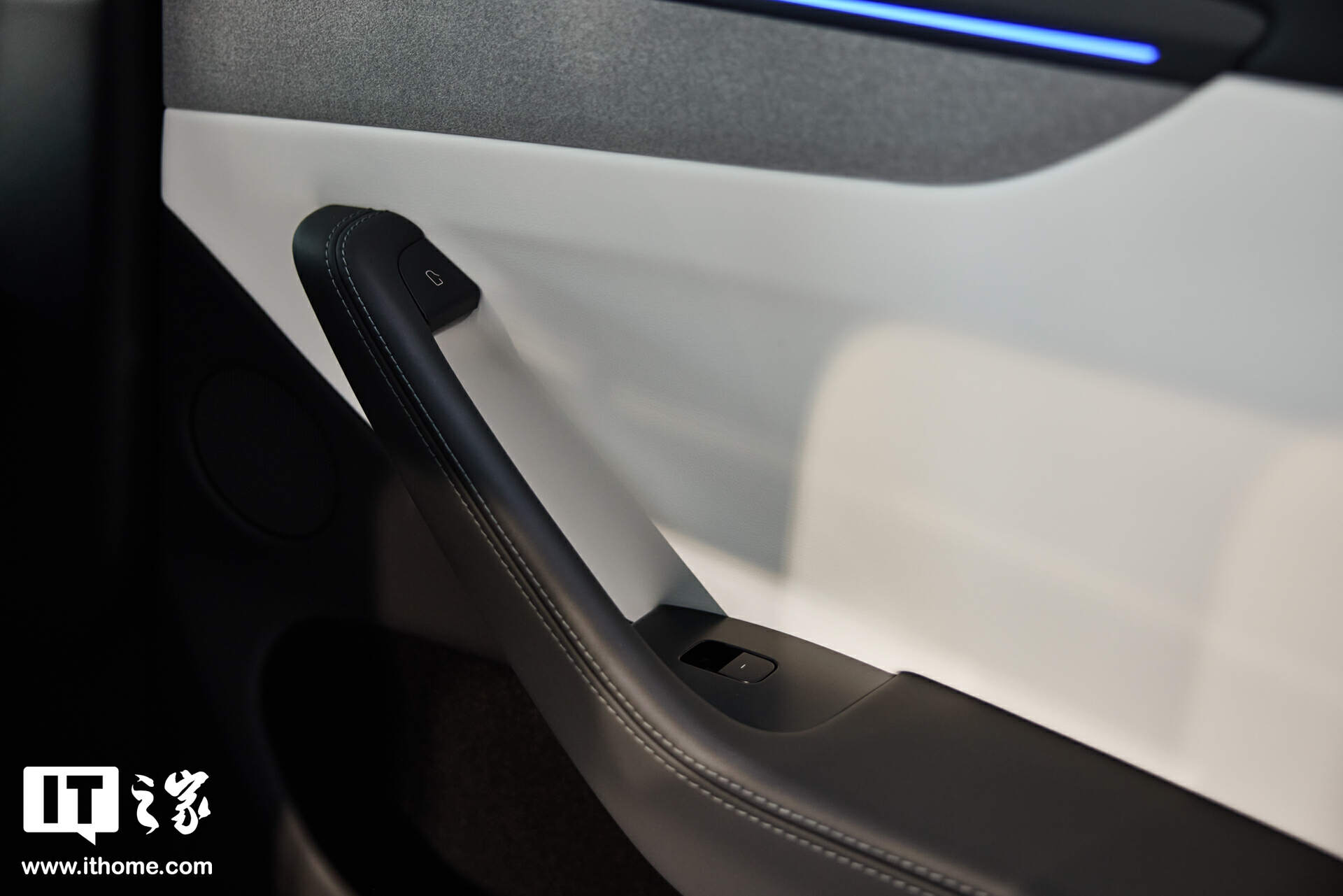 【IT之家图赏】特斯拉焕新 Model Y「冰河蓝」实拍：保留转向灯拨杆，全新漫反射式尾灯