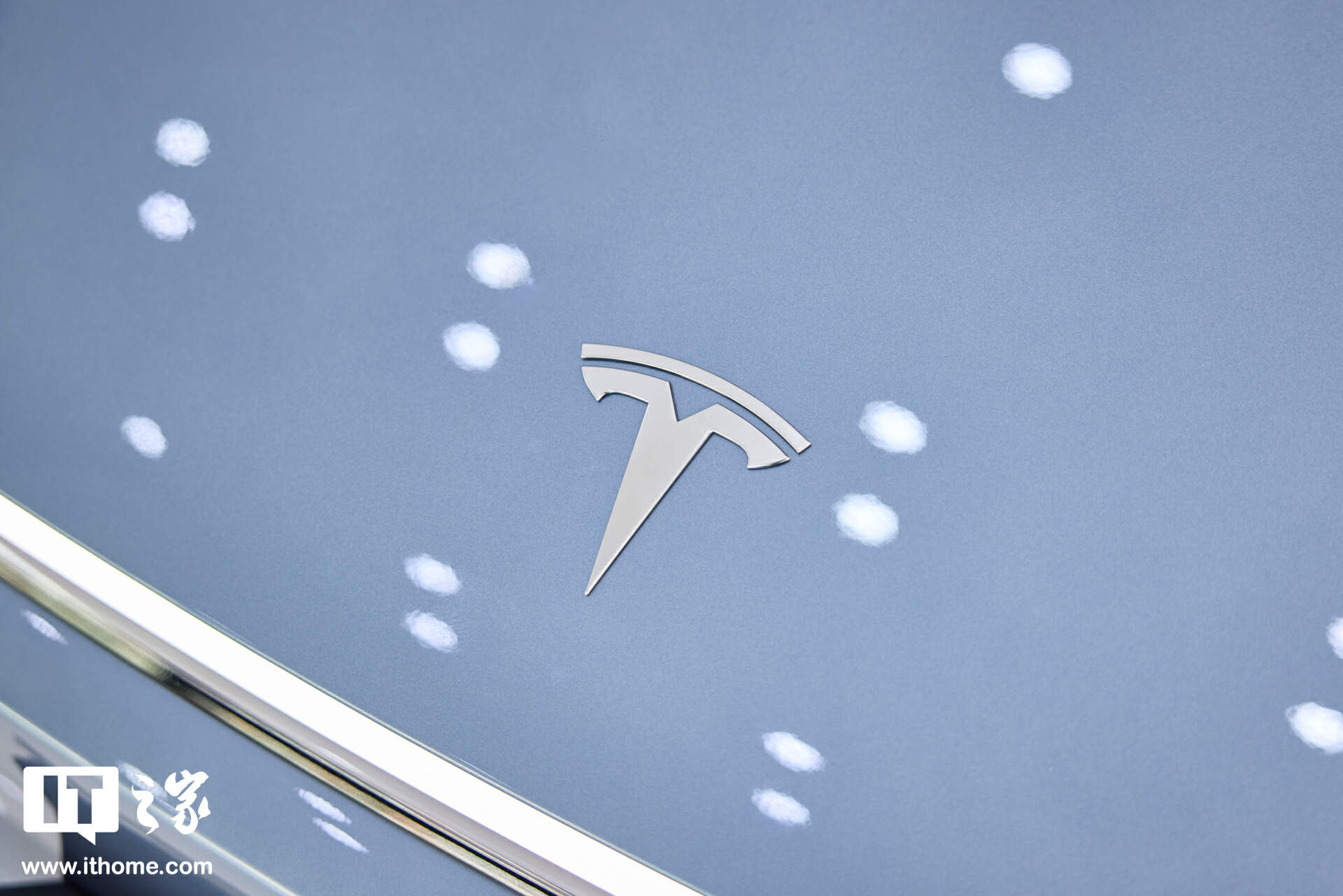 【IT之家图赏】特斯拉焕新 Model Y「冰河蓝」实拍：保留转向灯拨杆，全新漫反射式尾灯