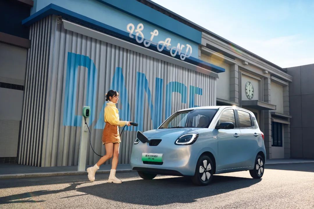 续航 205km，五菱宏光 MINIEV 四门版纯电小车配置公布