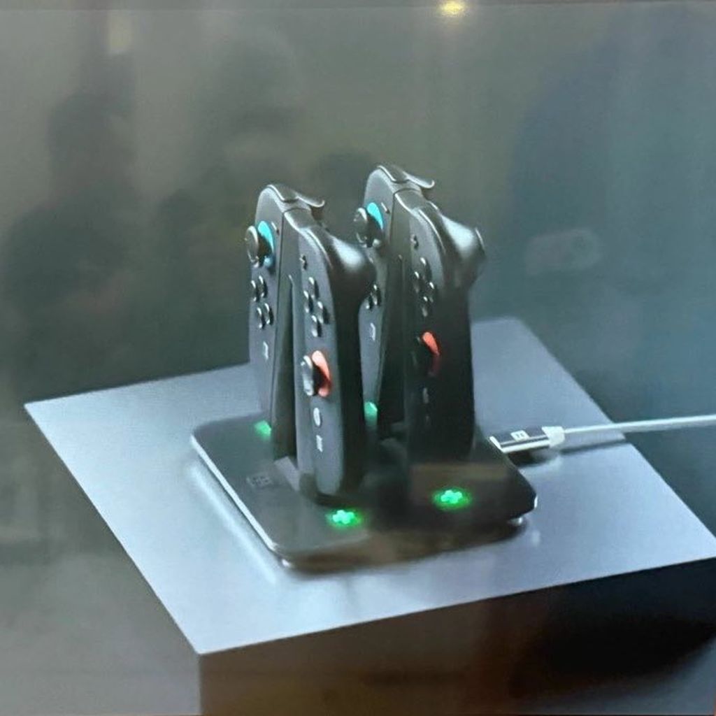 任天堂 Switch 2 掌机机模首秀：新增 USB 端口、磁吸 Joy-Con，8 英寸屏幕