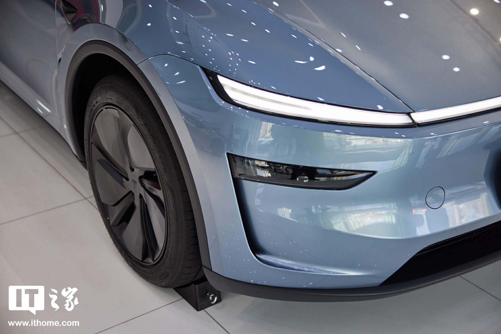 【IT之家图赏】特斯拉焕新 Model Y「冰河蓝」实拍：保留转向灯拨杆，全新漫反射式尾灯