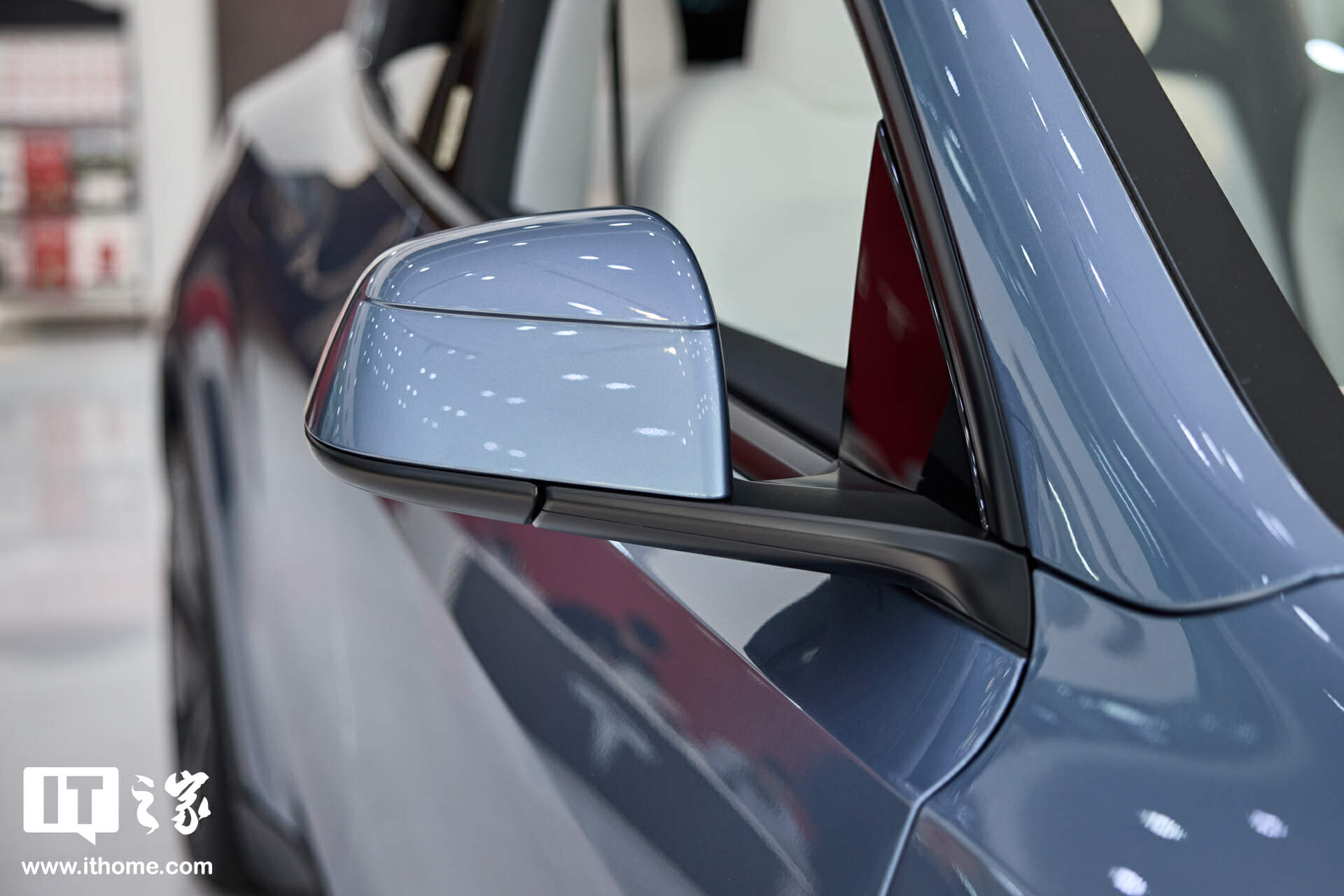 【IT之家图赏】特斯拉焕新 Model Y「冰河蓝」实拍：保留转向灯拨杆，全新漫反射式尾灯