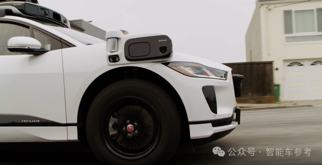 Waymo 出了“科技车祸”：Robotaxi 与机器人街头相撞，沉默一分钟淡定离场