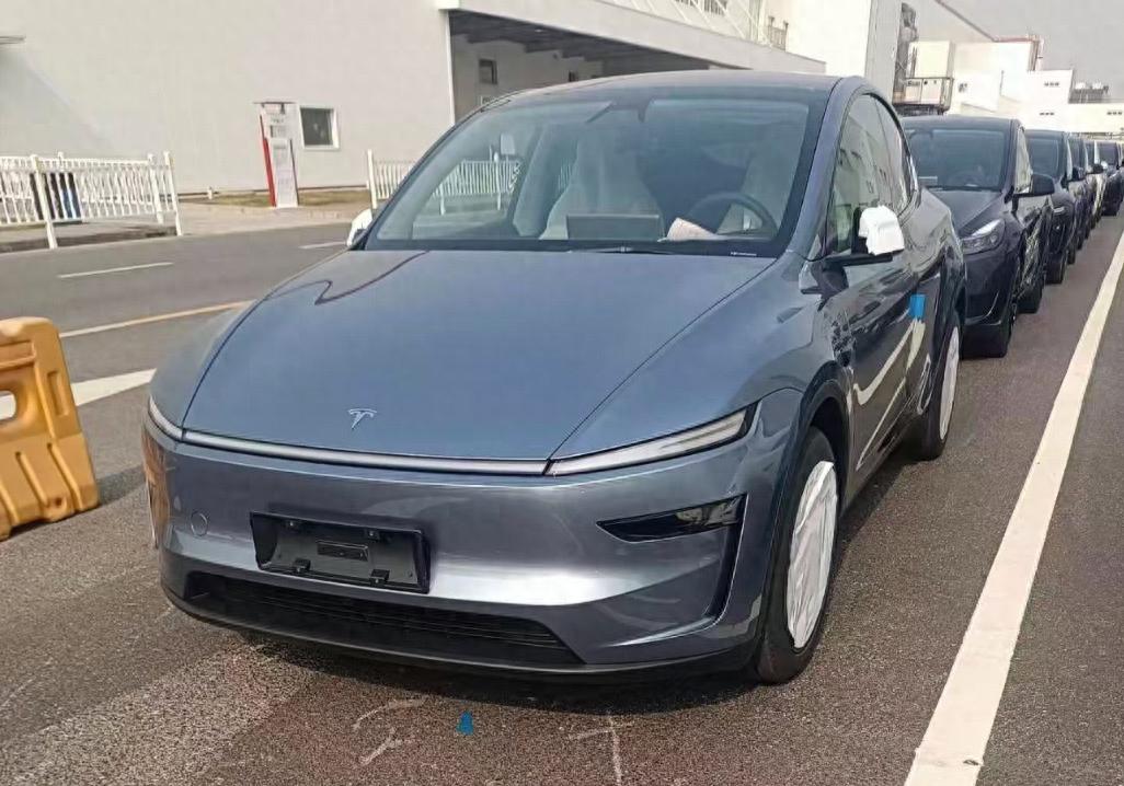 26.35 万元起，特斯拉焕新 Model Y 冰河蓝实车曝光
