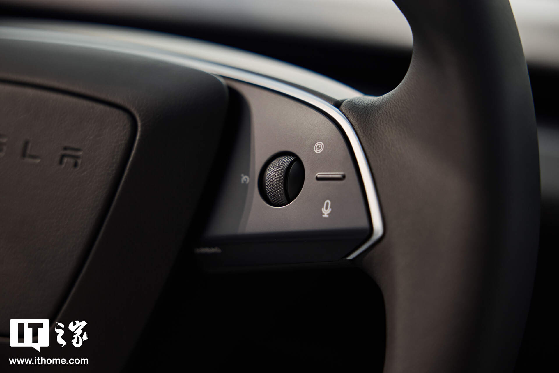 【IT之家图赏】特斯拉焕新 Model Y「冰河蓝」实拍：保留转向灯拨杆，全新漫反射式尾灯