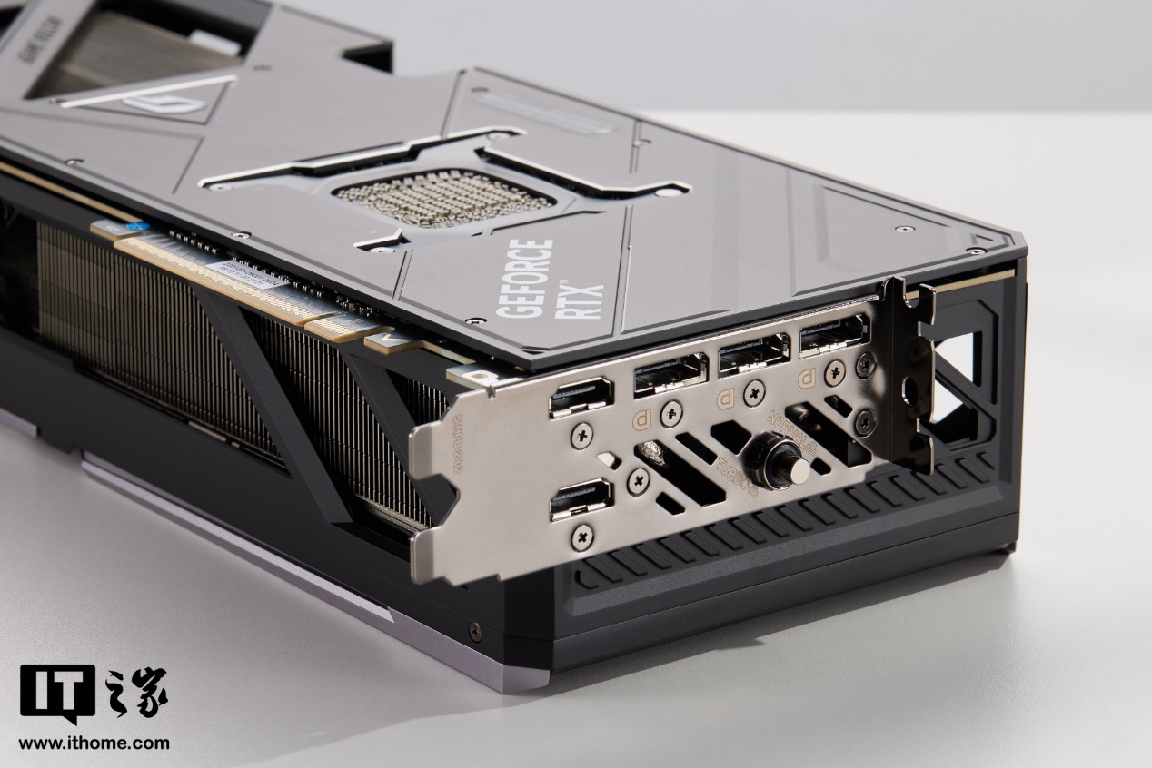 【IT之家开箱】iGame GeForce RTX 5090 D Vulcan OC 显卡图赏：银黑战甲，帅字当头
