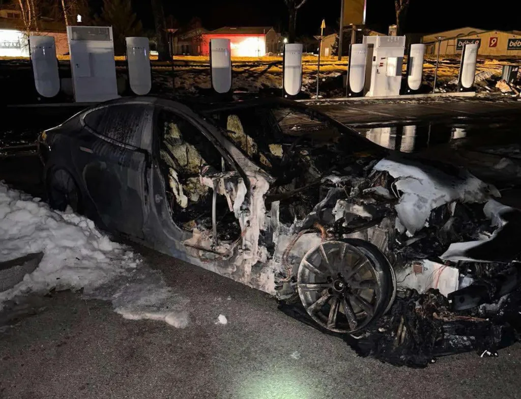 法国一辆 Model S 充电起火烧成空壳，特斯拉已介入调查