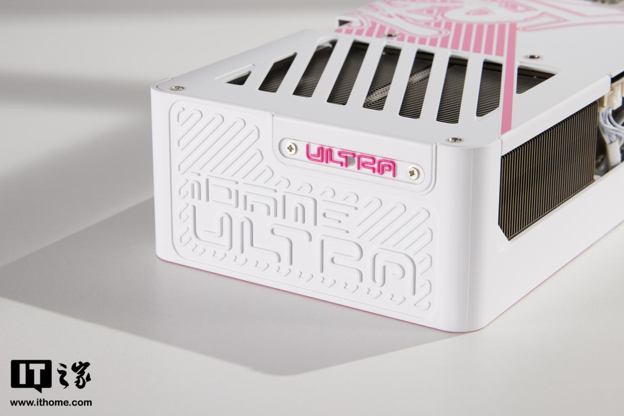 【IT之家开箱】七彩虹 iGame GeForce RTX 5080 Ultra W OC 16GB 显卡图赏：嘻哈风格独树一帜