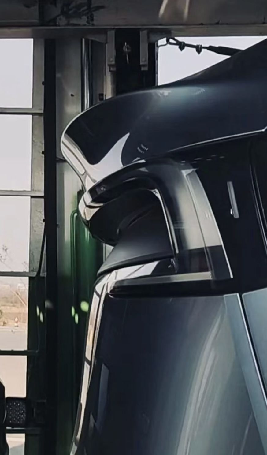 新款特斯拉 Model Y 实车再曝光：保留转向灯拨杆