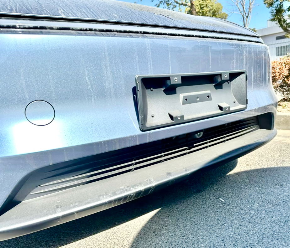 新款特斯拉 Model Y 实车再曝光：保留转向灯拨杆