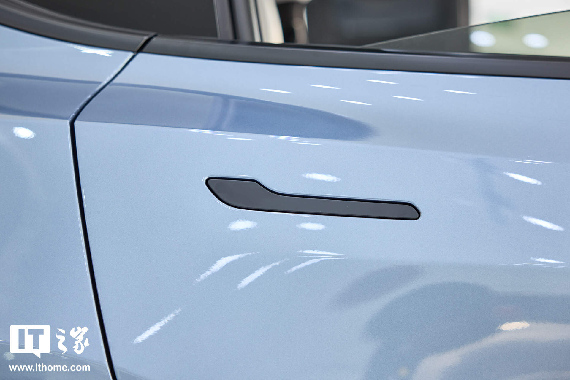【IT之家图赏】特斯拉焕新 Model Y「冰河蓝」实拍：保留转向灯拨杆，全新漫反射式尾灯