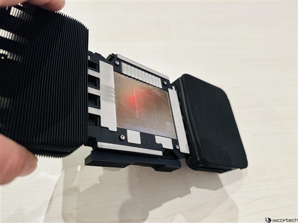双风扇双散热600W！NVIDIA RTX 50系列公版散热方案拆解