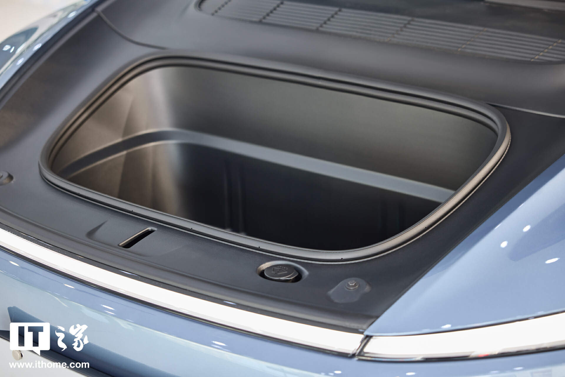 【IT之家图赏】特斯拉焕新 Model Y「冰河蓝」实拍：保留转向灯拨杆，全新漫反射式尾灯