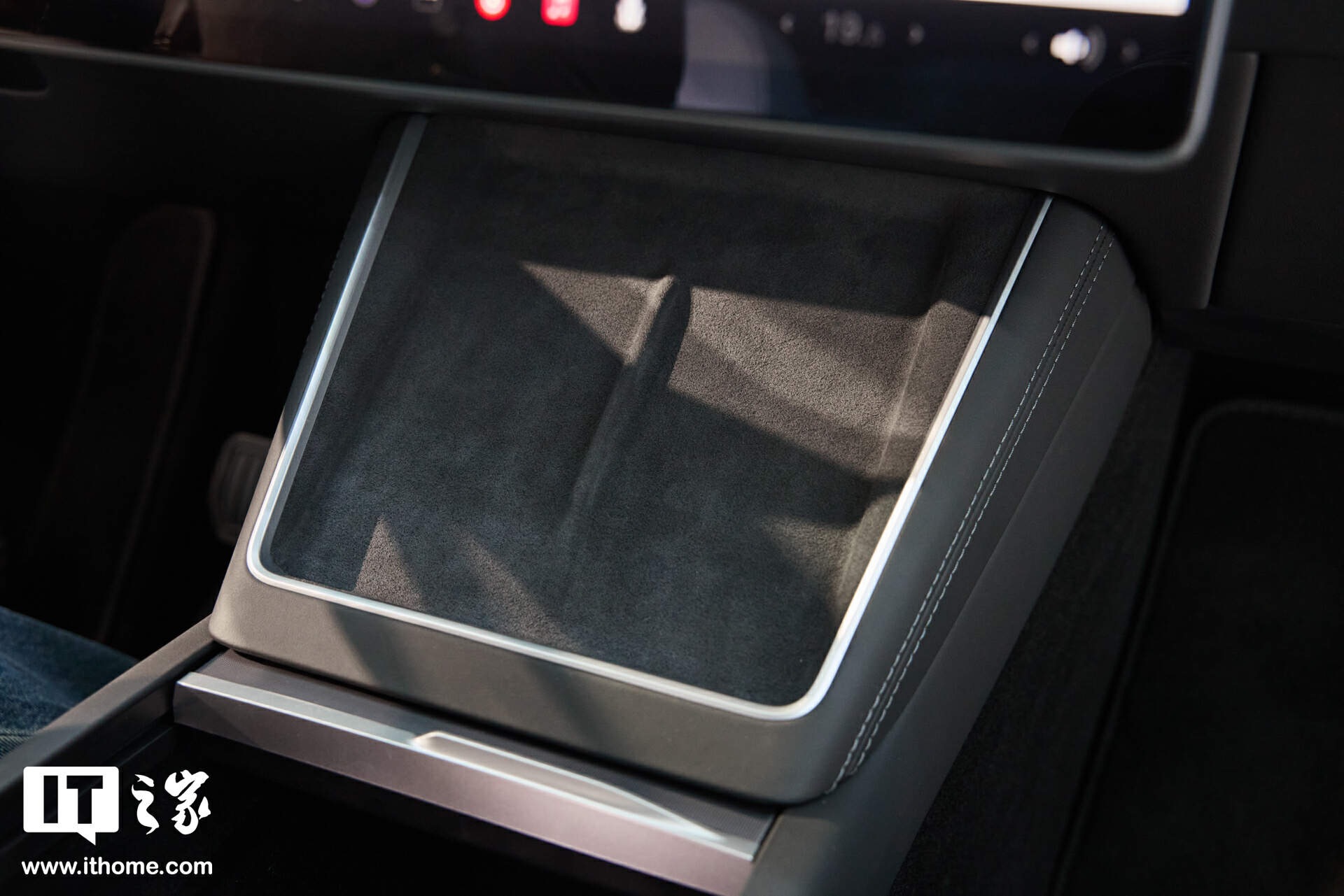 【IT之家图赏】特斯拉焕新 Model Y「冰河蓝」实拍：保留转向灯拨杆，全新漫反射式尾灯