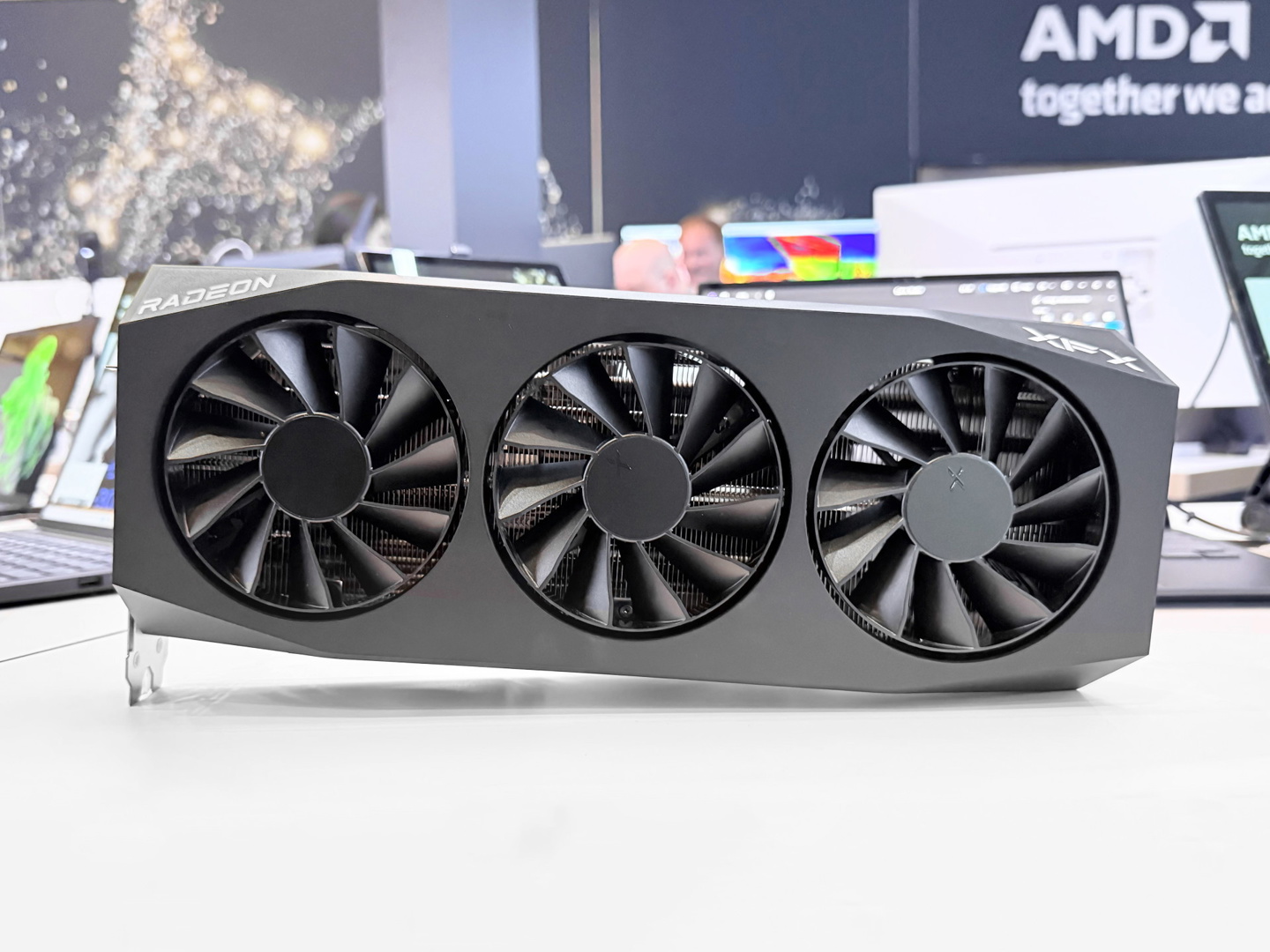 XFX 讯景展出两款 AMD Radeon RX 9070 (XT) 显卡，简洁现代设计
