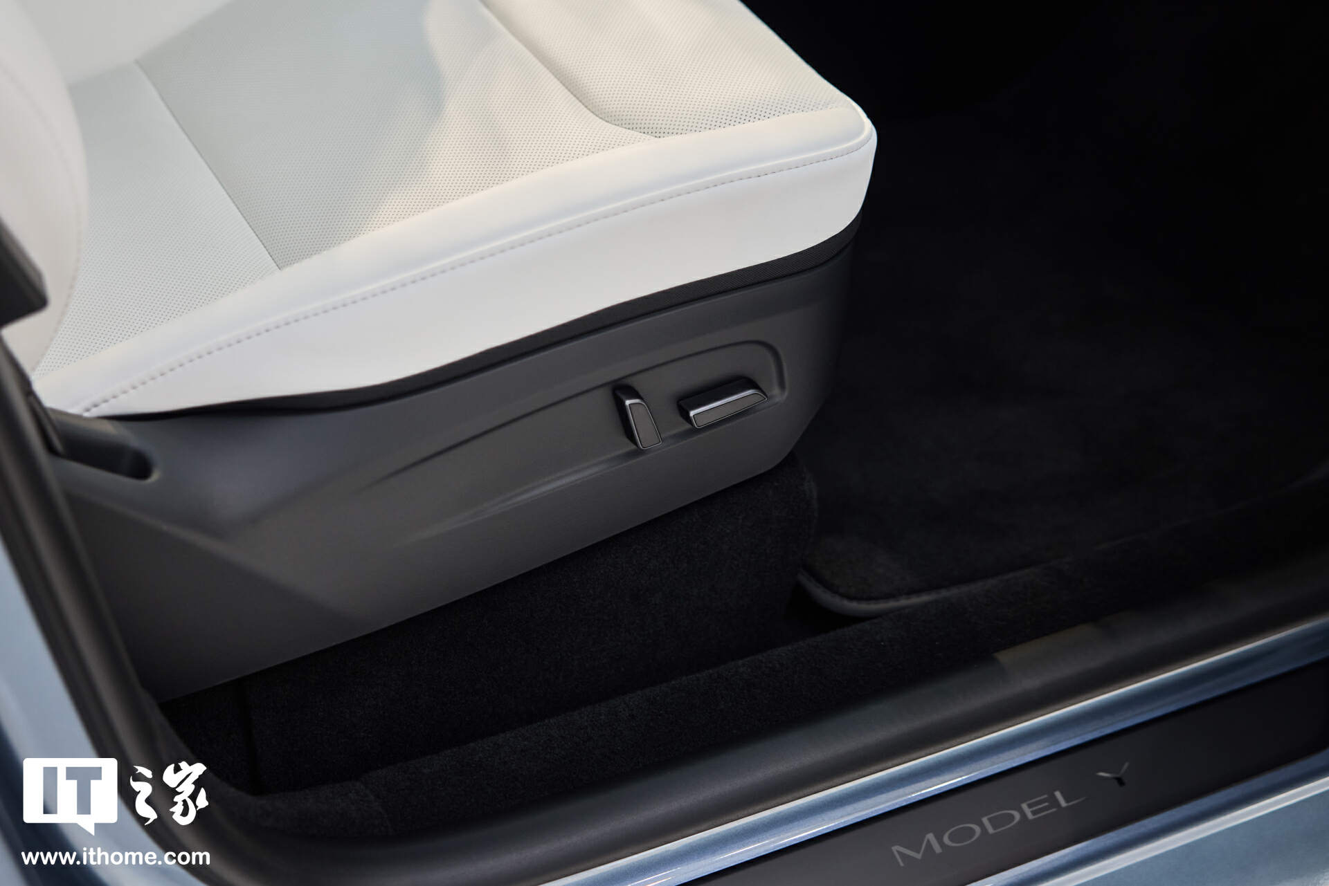 【IT之家图赏】特斯拉焕新 Model Y「冰河蓝」实拍：保留转向灯拨杆，全新漫反射式尾灯