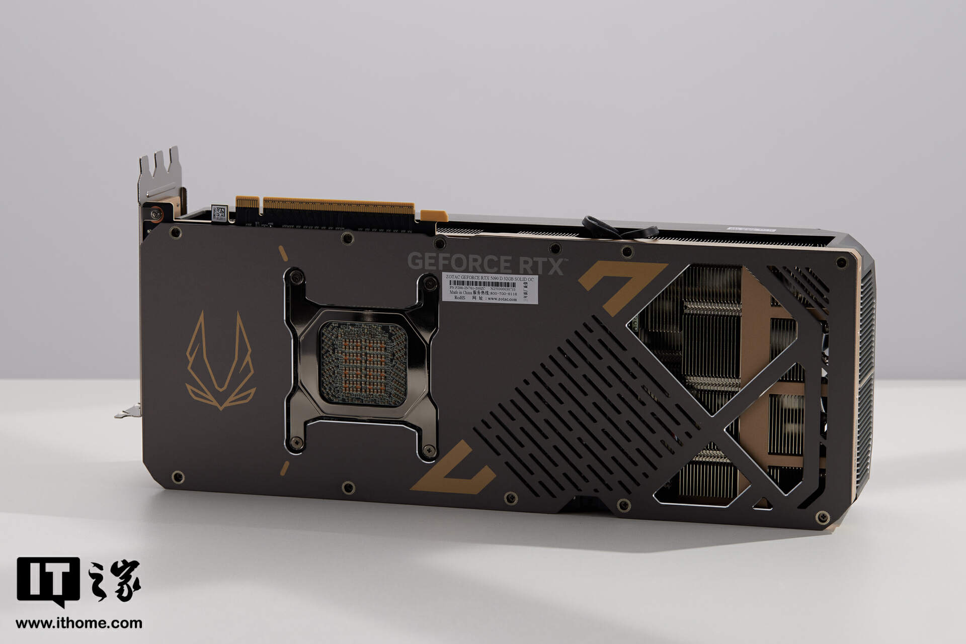 【IT之家开箱】索泰 GEFORCE RTX 5090 D 32GB SOLID OC 显卡图赏：简洁有序，硬朗科技