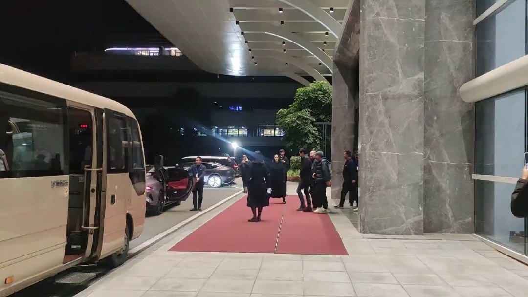 消息称小米雷军到访宁德时代，曾毓群亲自开车门迎接