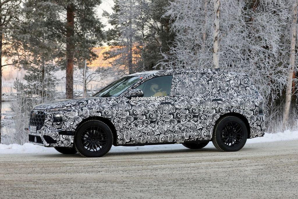 第三代奥迪 Q7 豪华七座 SUV 路测图曝光，隐藏式门把手