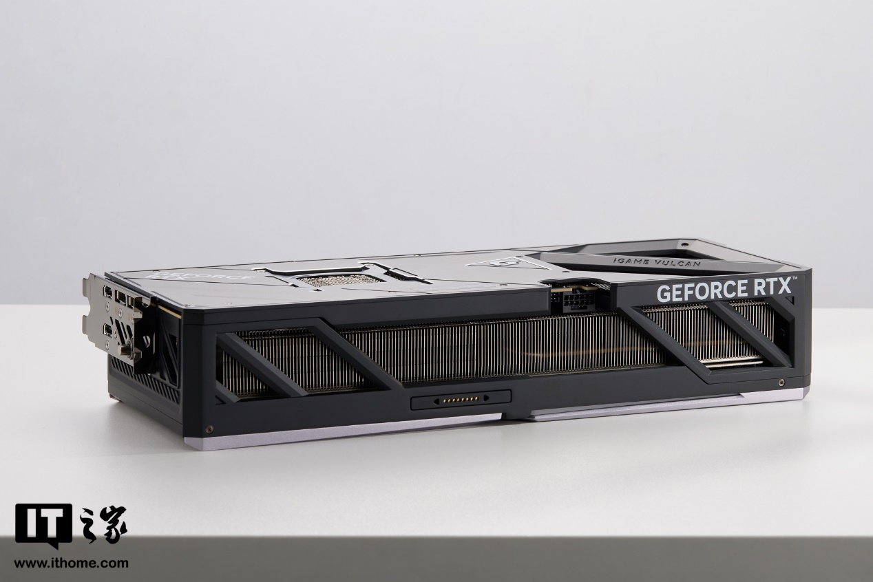 【IT之家开箱】iGame GeForce RTX 5090 D Vulcan OC 显卡图赏：银黑战甲，帅字当头