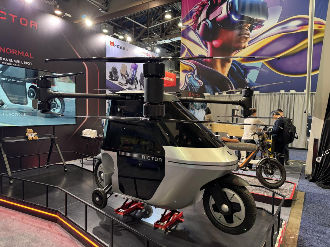 全球首款两栖载人飞行摩托发布，快轮旗下 RICTOR Skyrider X1 亮相 CES 2025
