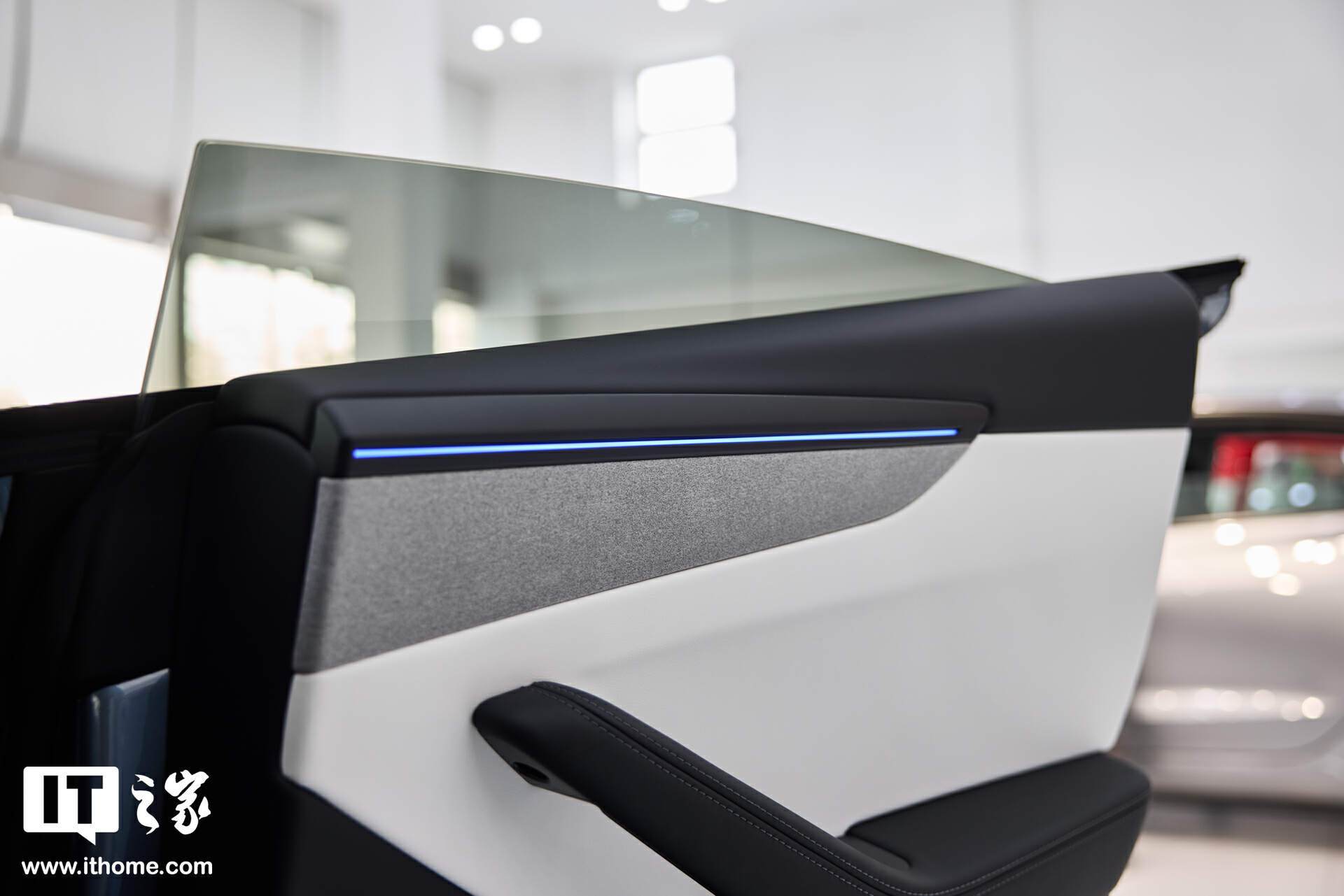 【IT之家图赏】特斯拉焕新 Model Y「冰河蓝」实拍：保留转向灯拨杆，全新漫反射式尾灯