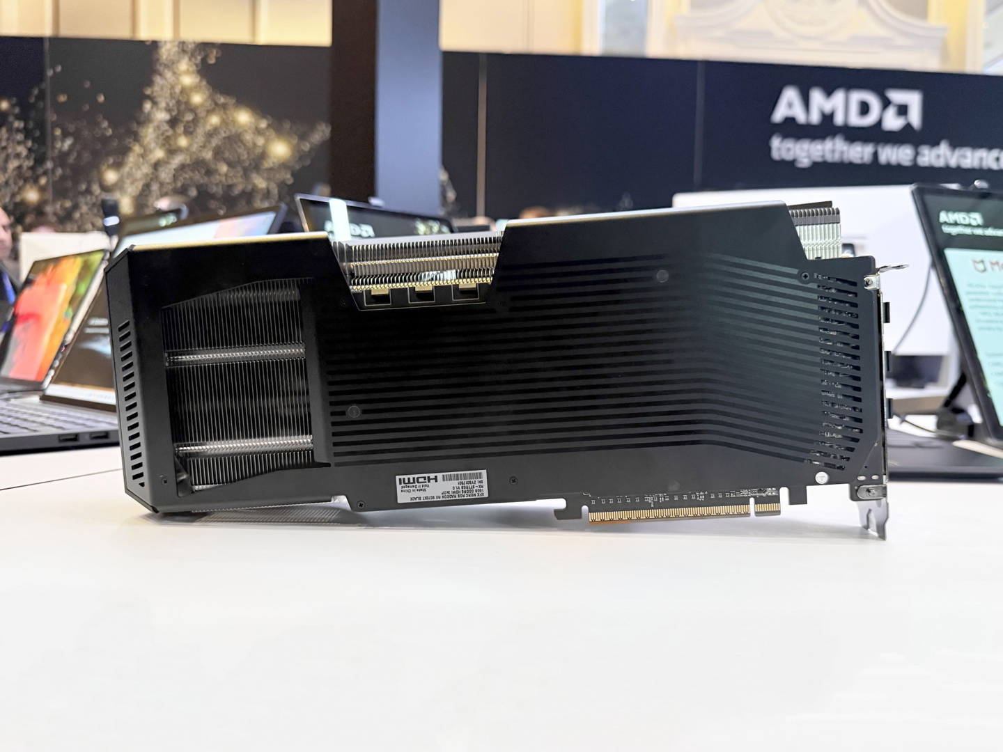 XFX 讯景展出两款 AMD Radeon RX 9070 (XT) 显卡，简洁现代设计