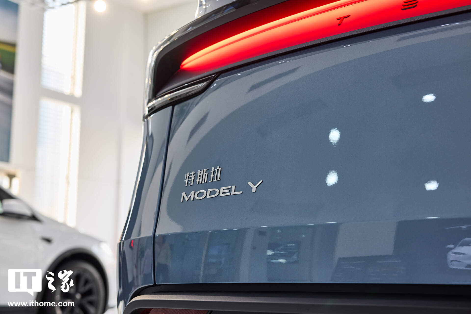 【IT之家图赏】特斯拉焕新 Model Y「冰河蓝」实拍：保留转向灯拨杆，全新漫反射式尾灯