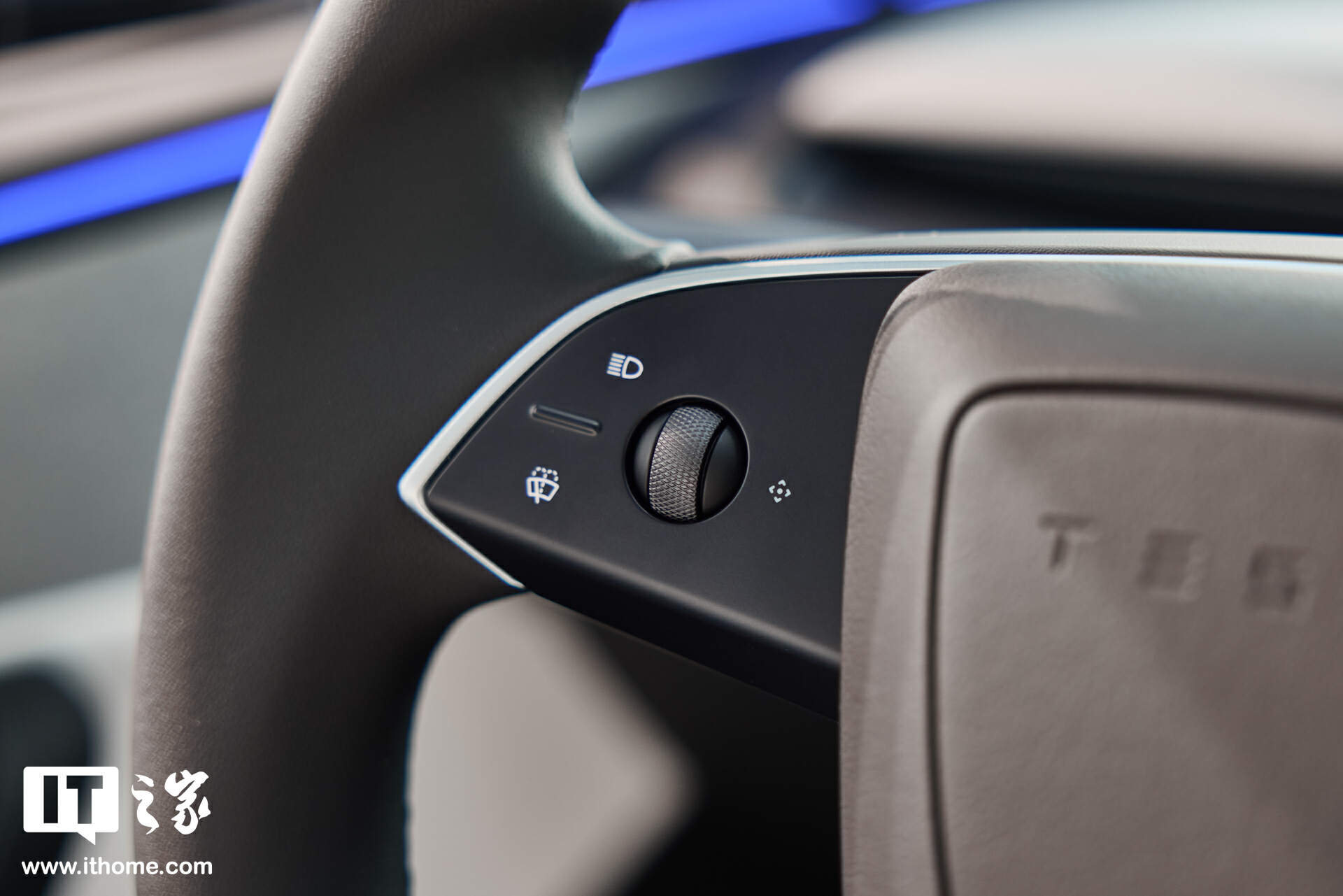 【IT之家图赏】特斯拉焕新 Model Y「冰河蓝」实拍：保留转向灯拨杆，全新漫反射式尾灯