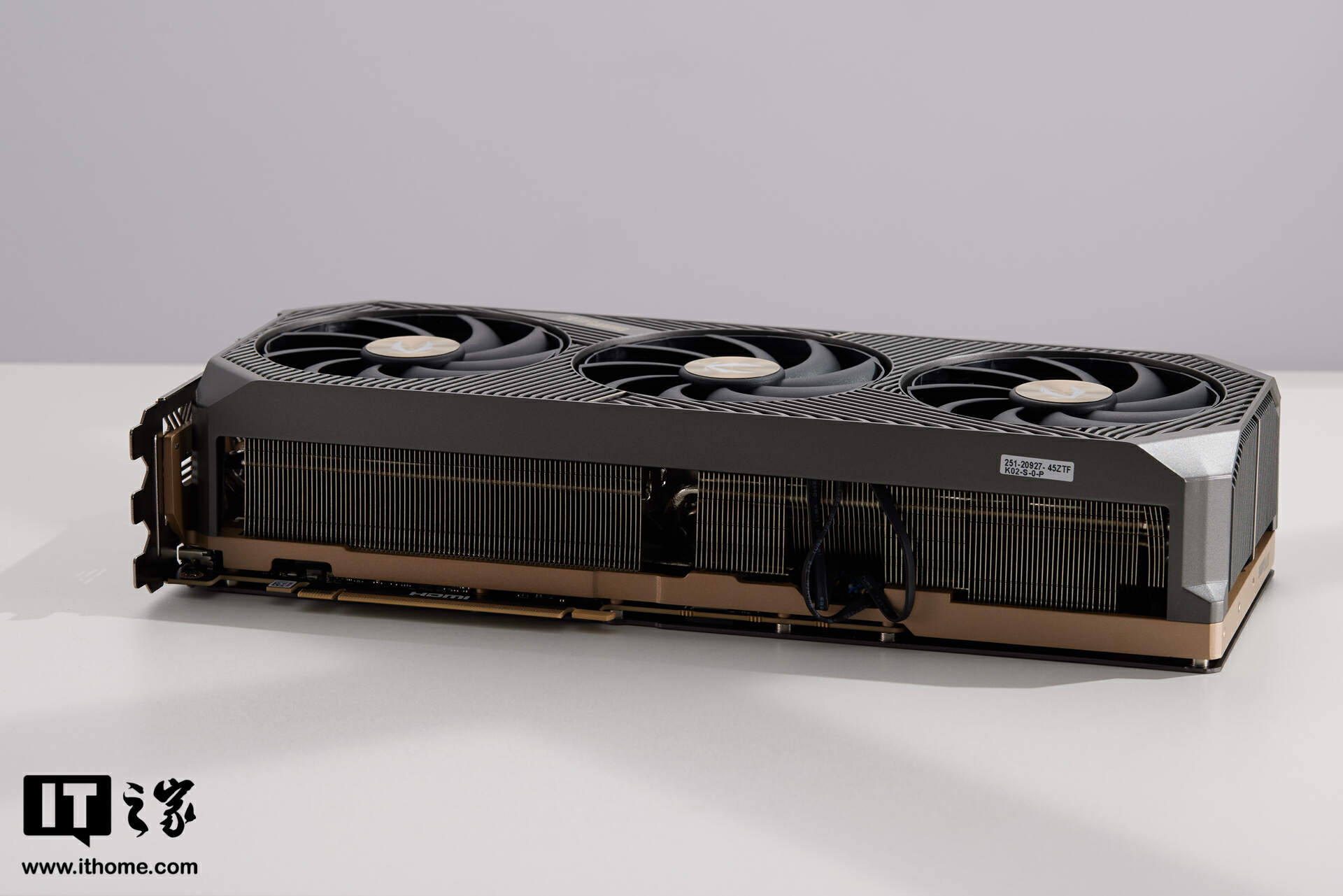 【IT之家开箱】索泰 GEFORCE RTX 5090 D 32GB SOLID OC 显卡图赏：简洁有序，硬朗科技